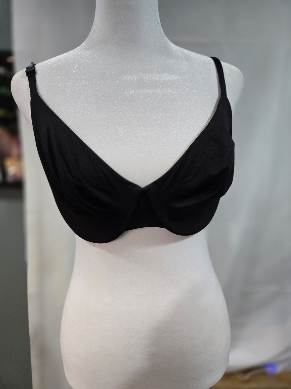 SKIMS Black Signature Swim Bikini Top Size 7. NWT